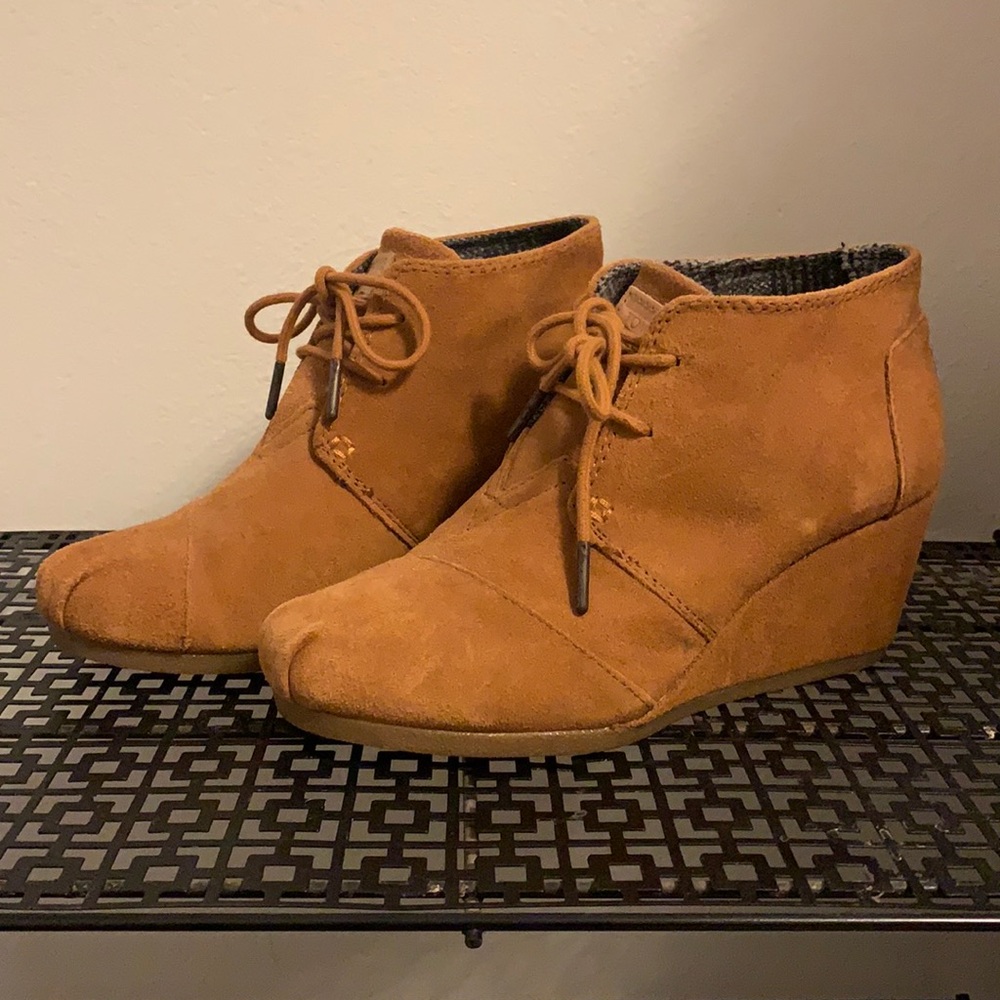 Toms women’s caramel colored wedge booties